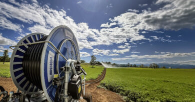 enrouleur canon d’arrosage en train d’arroser une prairie
