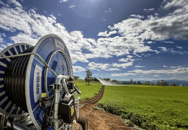 enrouleur canon d’arrosage en train d’arroser une prairie